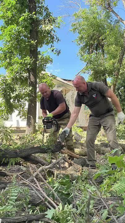Единая Россия провела субботник в отдаленном поселке Ломбардо в Макеевке