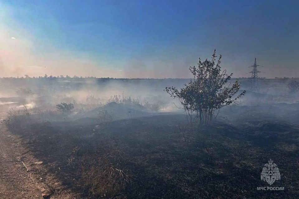 Сотрудники МЧС России ликвидировали пожар в Мариуполе