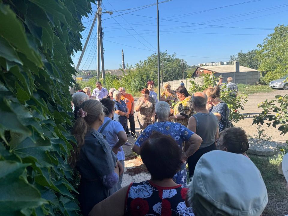 По поручению Главы ДНР Дениса Пушилина 13.08.2025 по адресу: г. Донецк, ул. Книжная,40 состоялась встреча с жителями, на которой присутствовала управляющий делами Управы Ленинского внутригородского района Ольга Зайцева