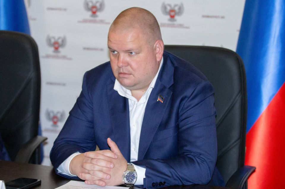 Лидер фракции «Новые люди» в Народном Совете ДНР Петр Потапенко представил отчет о деятельности депутатов фракции «Новые Люди» в Народном Совете ДНР