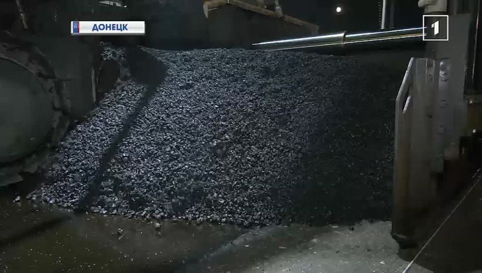 Дорожники трудятся и днём и ночью! Ремонт связующей улицы между Киевским и Куйбышевским районами Донецка