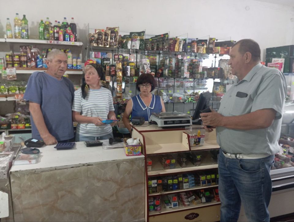 13 августа заведующий Солнцевским территориальным сектором Администрации Старобешевского муниципального округа Сергей Сеферов провел встречу с работниками ИП Батыг В. В