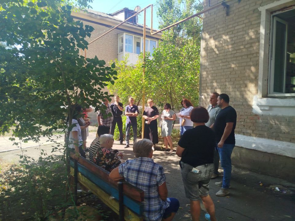 13 августа первый заместитель главы Администрации Старобешевского муниципального округа Александр Ретивов совместно с депутатом Артемом Менякиным провел встречу с жителями города Комсомольское по улице Маяковского