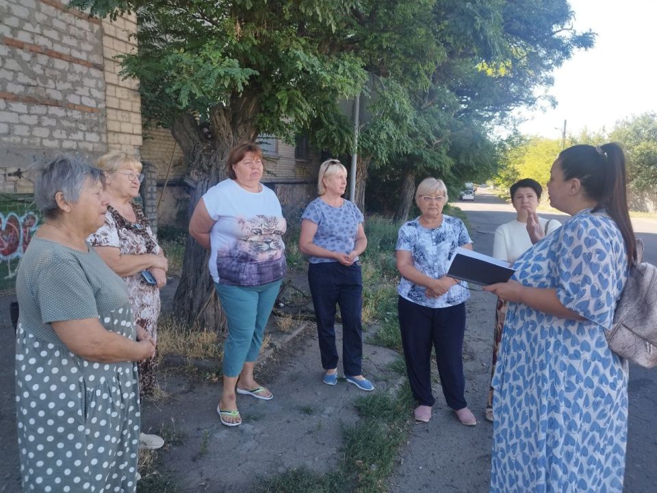 По поручению Главы ДНР Дениса Пушилина сегодня провела сход жителей Калининского района г.Донецка,проживающих вблизи улицы Автотранспортников