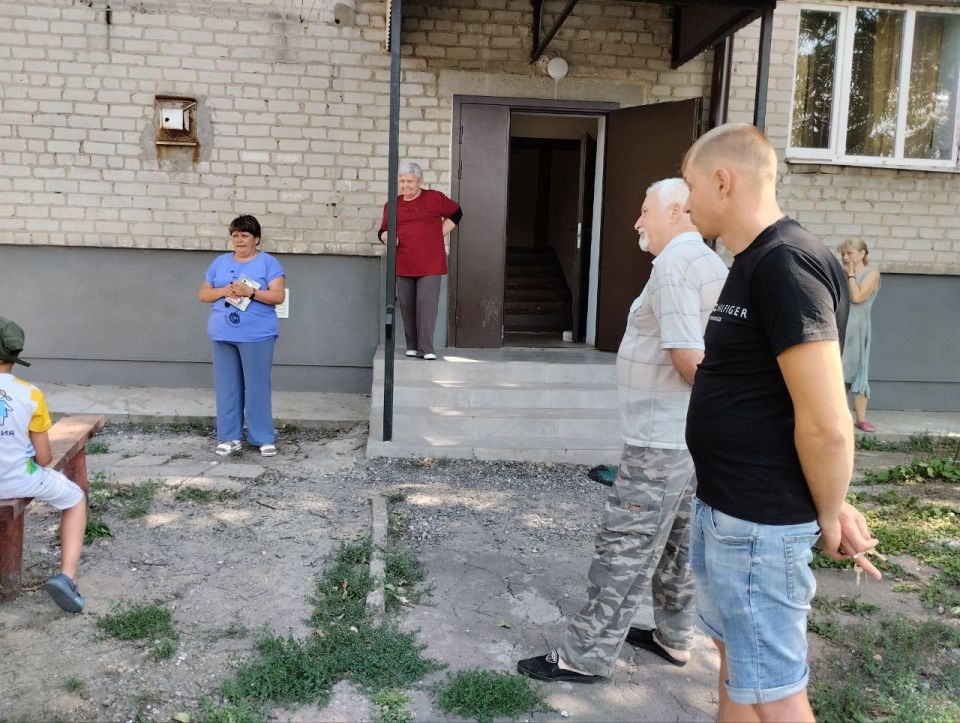 8 августа 2025 года в селе Октябрьское Волновахского муниципального округа состоялась встреча с жильцами МКД, на которой присутствовала заведующий Октябрьским территориальным сектором департамента по развитию территорий...