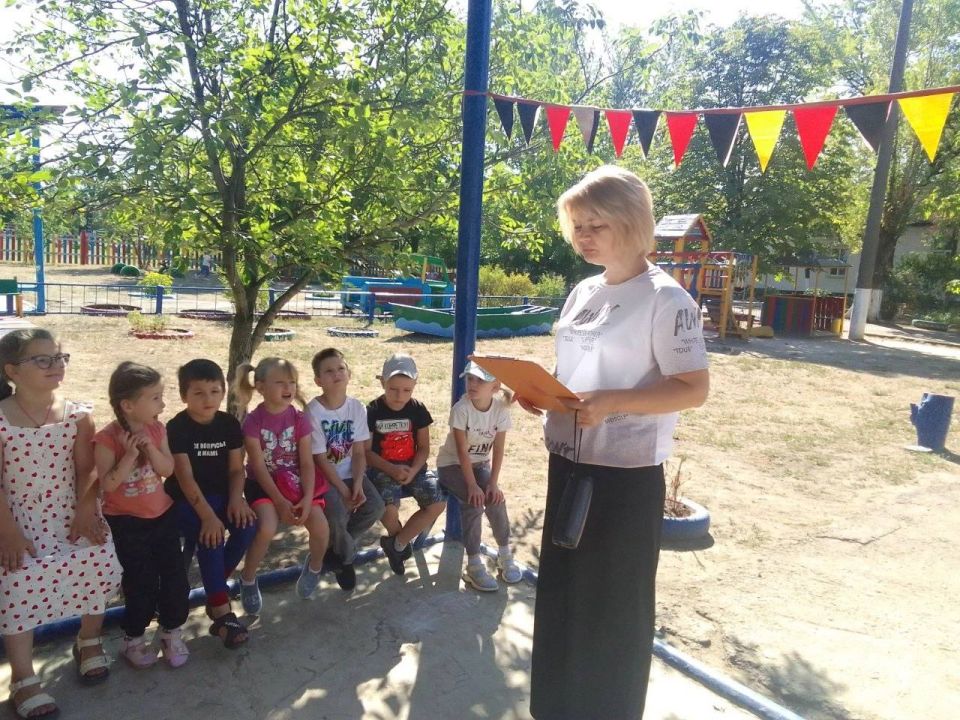 13 августа сотрудники Зуевской библиотеки-филиала №5 провели для воспитанников ГКДОУ «Детский сад №13 г.о. Харцызск» мероприятие- конкурс знатоков сказок «Путешествие по нечитанным книжным страницам»