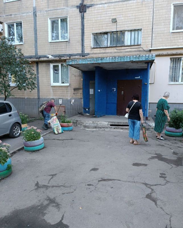 Юрий Будрин: Сегодня, 13 августа 2025 года, по поручению Главы Республики Дениса Пушилина, в рамках проекта «Городская среда», реализуемого Единой Россией В Кировском районе продолжаются работы по наведению чистоты и...