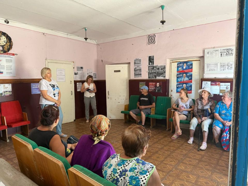 Управляющий делами Администрации Мангушского муниципального округа Паршина Наталья Анатольевна провела встречу с жителями села Стародубовка