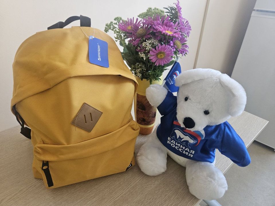 Продолжается вручение подарков по акции «Единой России» «Собери ребенка в школу»