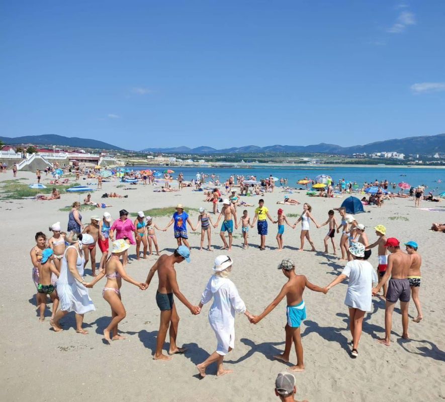 Василий Овчаров: С 9 по 29 августа 50 обучающихся 1-11 классов общеобразовательных учреждений Новоазовского муниципального округа отдыхают в детском оздоровительном лагере «Радуга» Туапсинского района Краснодарского края и...