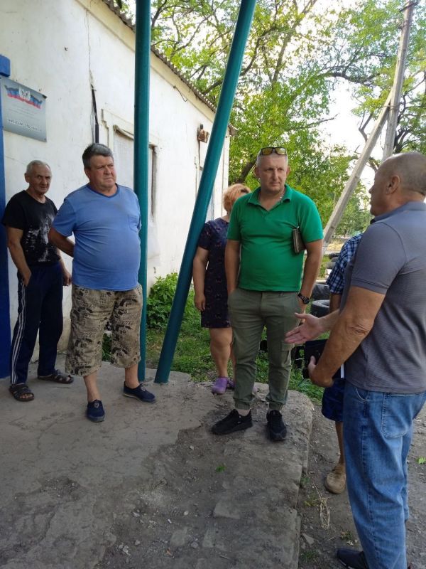 12 августа начальник Коммунаровского территориального отдела Старобешевского муниципального округа Кистенюк Владимир провел встречу с жителями села Белая Каменка