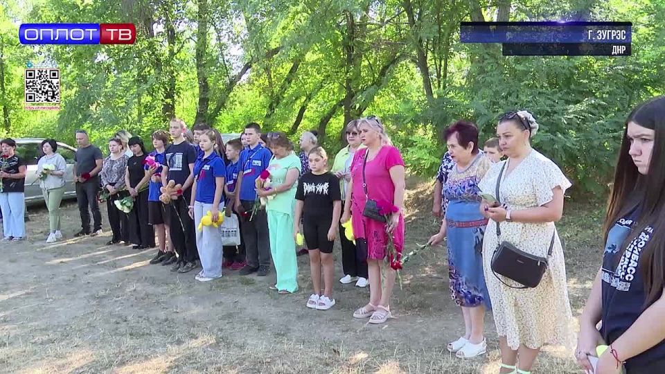 Памятную акцию на пляже в Зугрэсе организовали активисты «Молодой Республики» и «Молодой Гвардии»