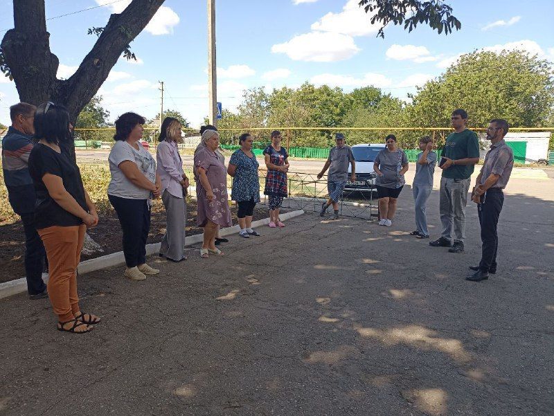 13 августа заведующий Осыковским территориальным сектором Администрации Старобешевского муниципального округа Дмитренко Евгений провел встречу с жителями села Осыково