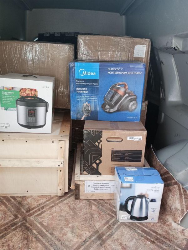 Семья погорельцев из Волновахи получила бытовую технику от Совета семей военнослужащих города Салехарда