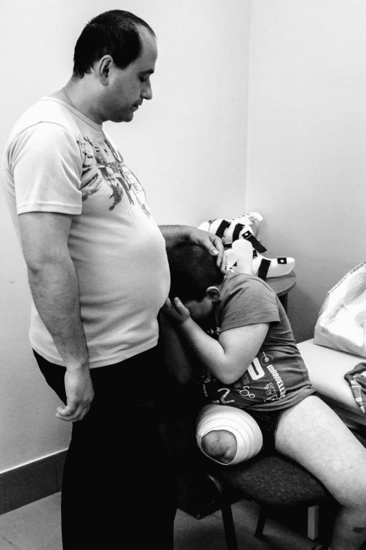 Денис Григорюк: Этим кадрам 10 лет. На них мальчик, который получил тяжелейшее ранение во время боев в Иловайске