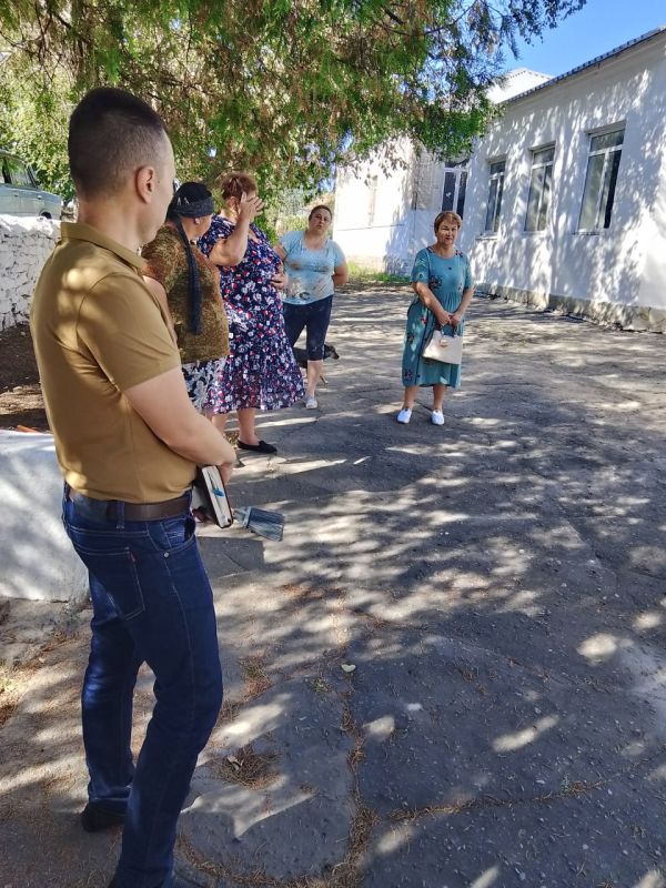 13 августа заместитель главы Администрации Старобешевского муниципального округа Михаил Ольмезов провел встречу с жителями села Васильевка