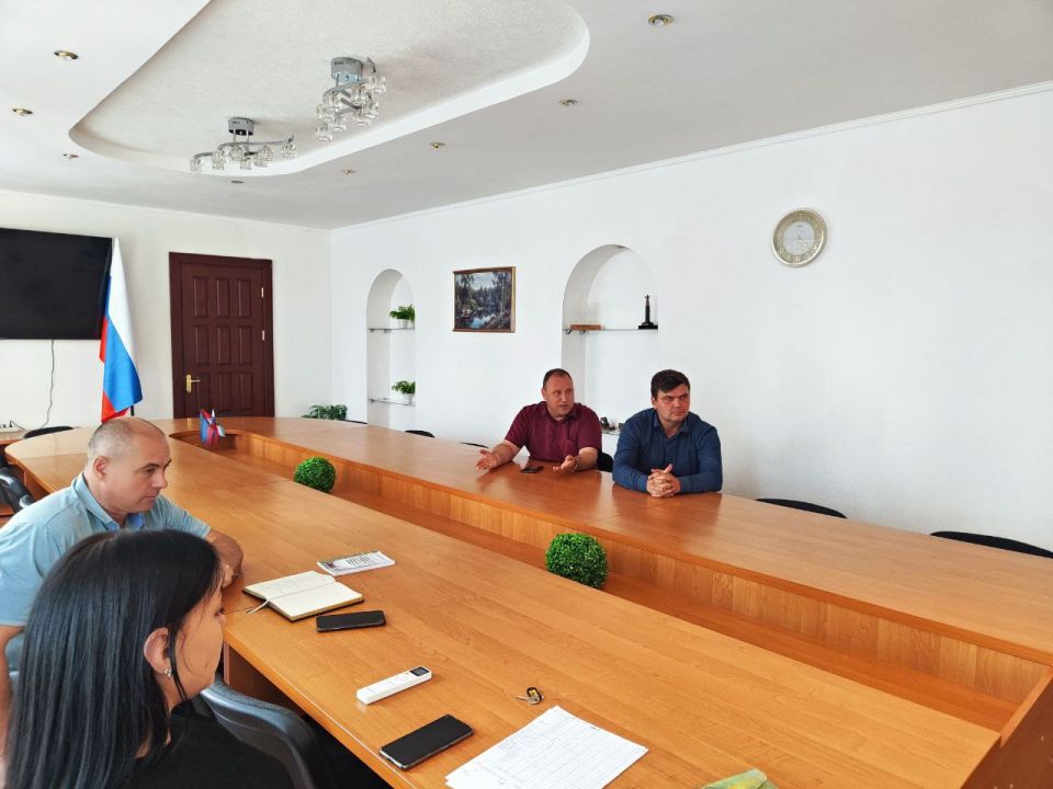 13 августа 2025 года в администрации городского округа Торез состоялось рабочее совещание с перевозчиками, которые осуществляют пассажирские перевозки