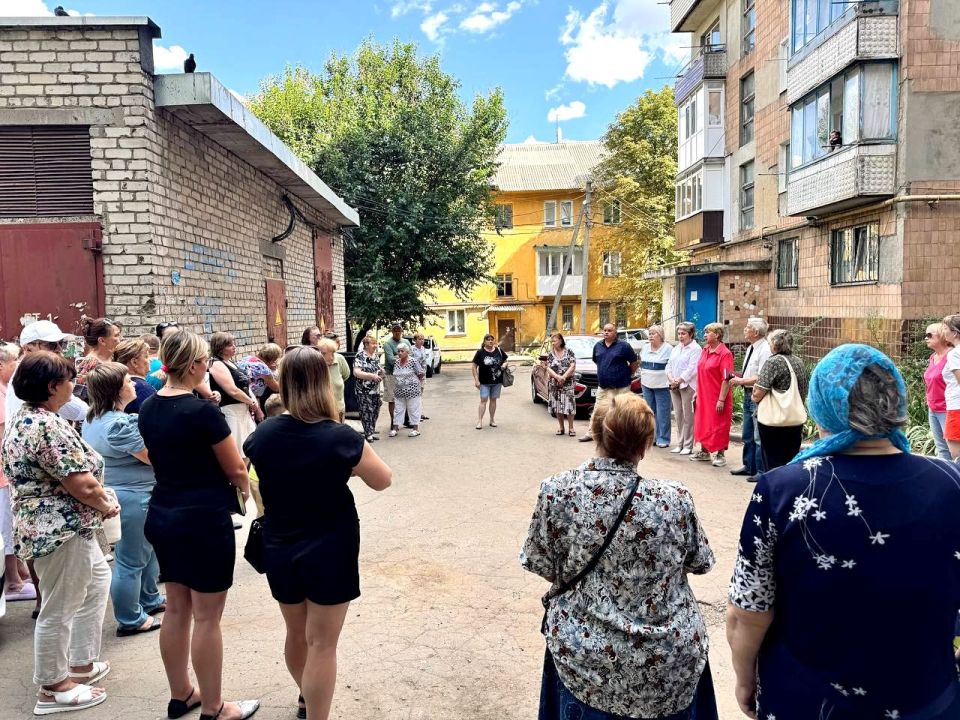 Великая сила России – в её народе! И когда представители власти выходят из кабинетов, чтобы лично встретиться с жителями домов, услышать их голоса и вникнуть в их чаяния – это не просто диалог, а живая связь между...