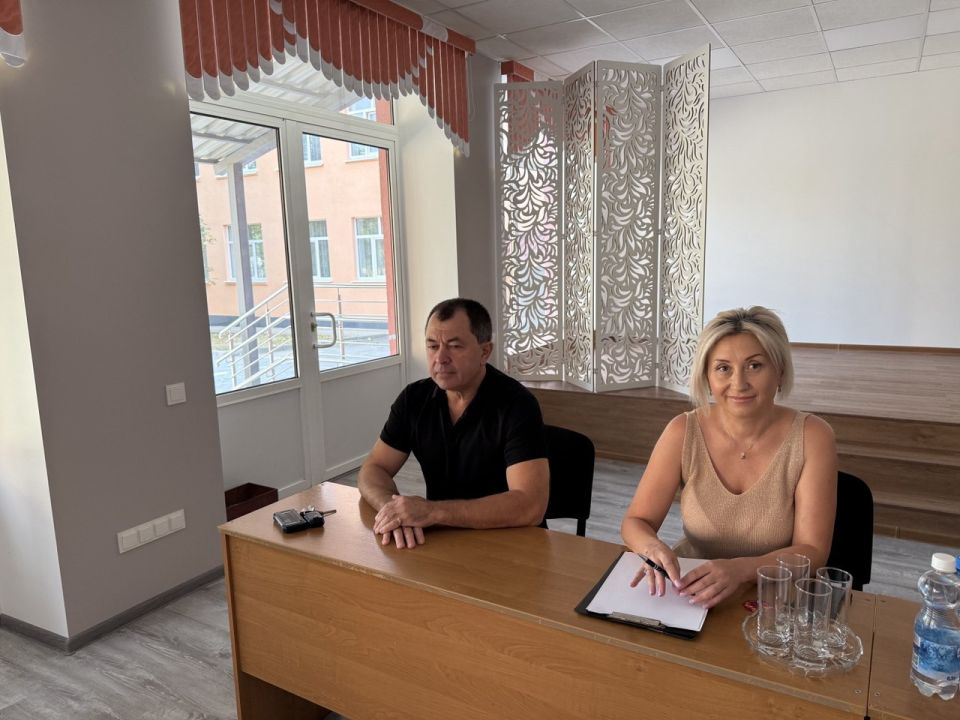 Встреча с коллективом. 13 августа заместитель главы Администрации Шахтерского округа Юрий Касицкий встретился с коллективом Управления образования Администрации Шахтерского муниципального округа