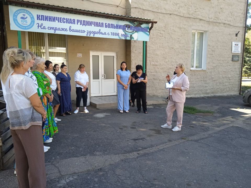 13 августа депутат Народного совета Донецкой Народной Республики Юлия Крюкова провела встречу с жителями на подведомственной территории по адресу: г. Макеевка, ул. Больничная возле здания ГБУ ДНР «Городская клиническая...