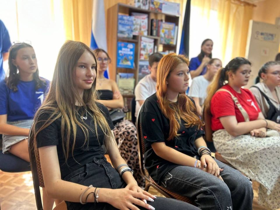 ГосСтарт.Диалог. Активисты «Движения Первых» встретились с начальником отдела по делам молодежи и спорта Ясиноватского муниципального округа Стукало Яной Александровной и с первым в Ясиноватой Героем Труда Российской...