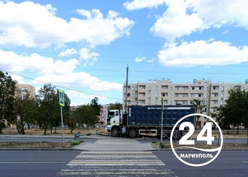 Возле супермаркета "Паллет" грузовой автомобиль сбил дорожный знак на пешеходном переходе
