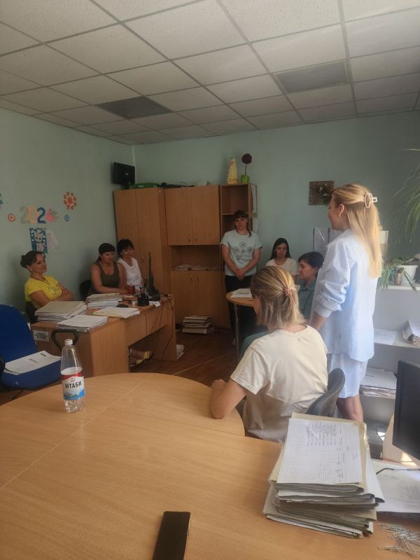 Сегодня депутат Тельмановского муниципального совета Юлия Линник провела встречу в трудовом коллективе Филиала ГБУ ДНР «Республиканский центр социальной защиты населения»