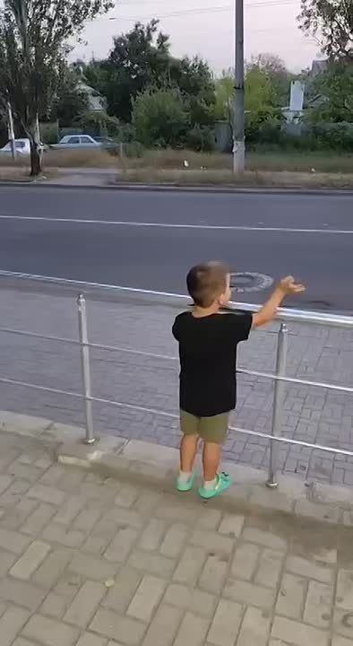 Вот так дети Донбасса встречают водовозы каждый день