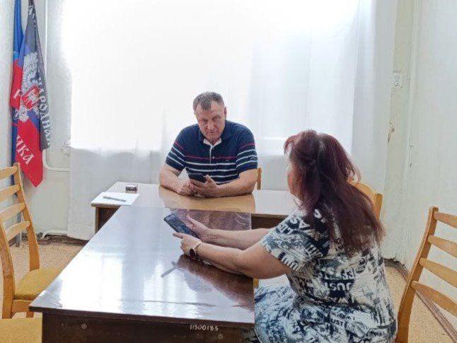 На приём к первому заместителю главы администрации Амвросиевского муниципального округа Борису Бутко поступило обращение от жительницы города о несоблюдении соседями правил содержания территории участков частного сектора