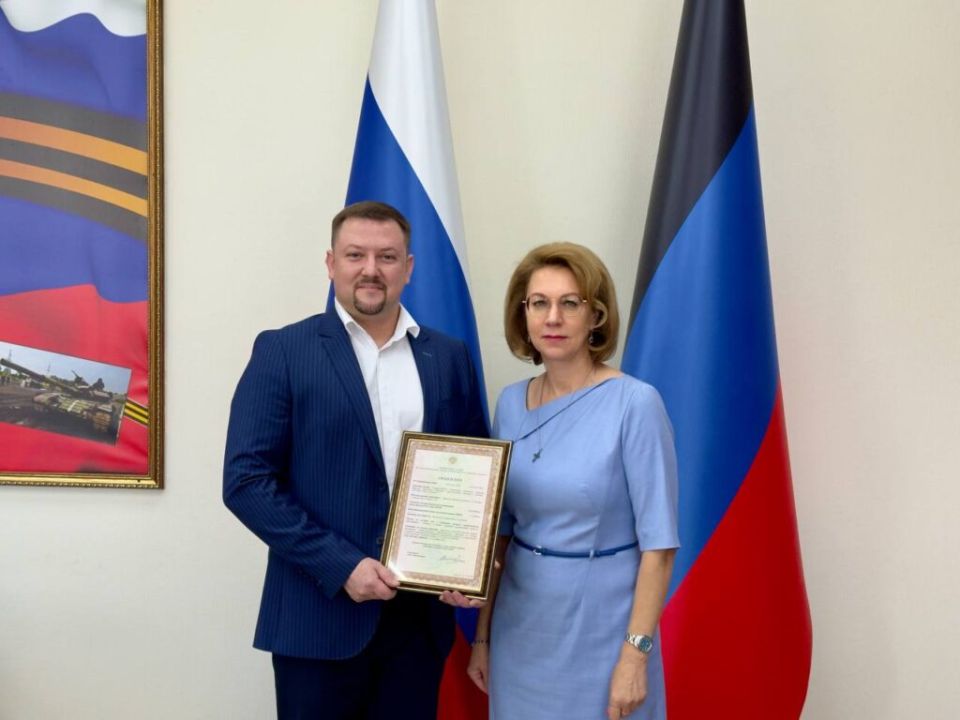 Вице-премьер Лариса Толстыкина вручила двум медучреждениям Республики лицензии Ростехнадзора