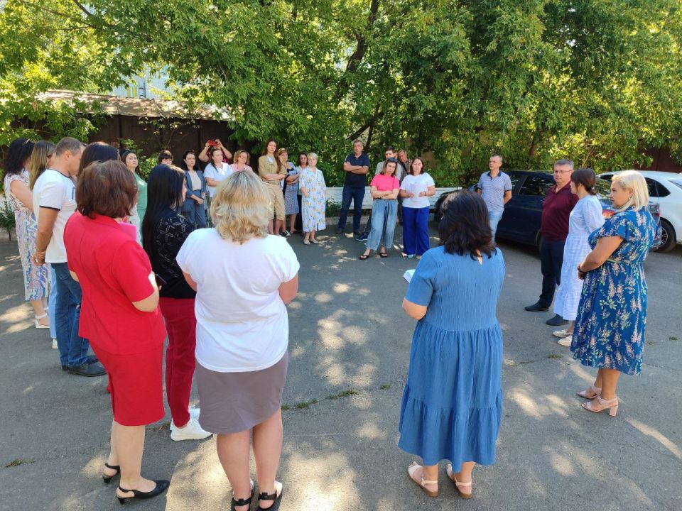 Василий Ткачук: Сегодня, 13 августа, по поручению Главы ДНР Дениса Пушилина, на подведомственной территории Калининского внутригородского района состоялась встреча с трудовым коллективом Департамента земельных отношений...