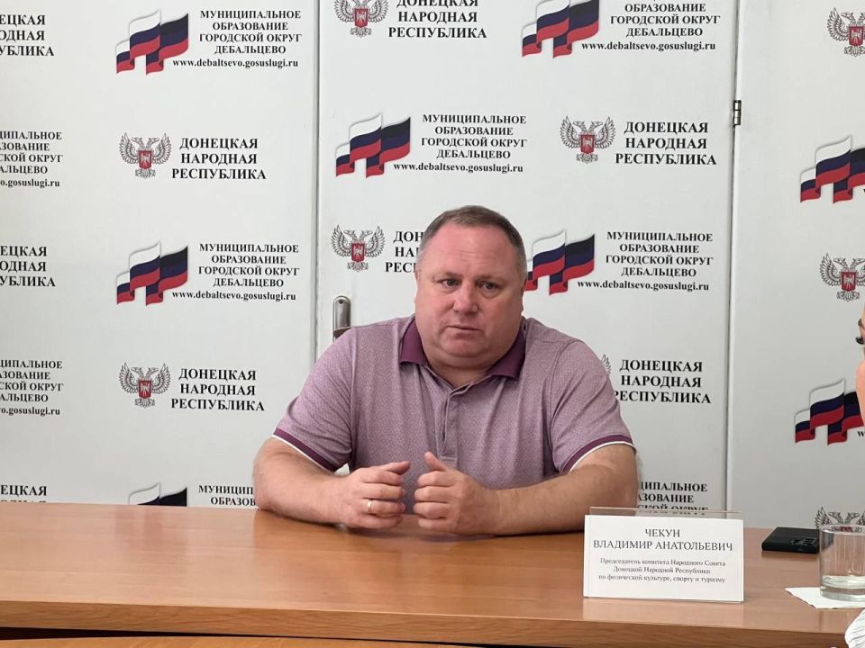 Сергей Желновач: Сегодня, председатель комитета Народного Совета Донецкой Народной Республики по физической культуре, спорту и туризму Владимир Анатольевич Чекун, провел прием граждан