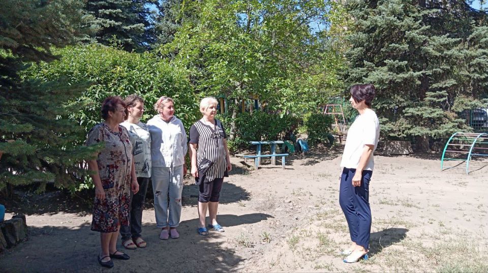 13 августа заместитель руководителя Управы Горняцкого внутригородского района Администрации городского округа Макеевка Октябрина Иваненко провела встречу с трудовым коллективом ГКДОУ «Детский сад № 32 общеразвивающего вида...