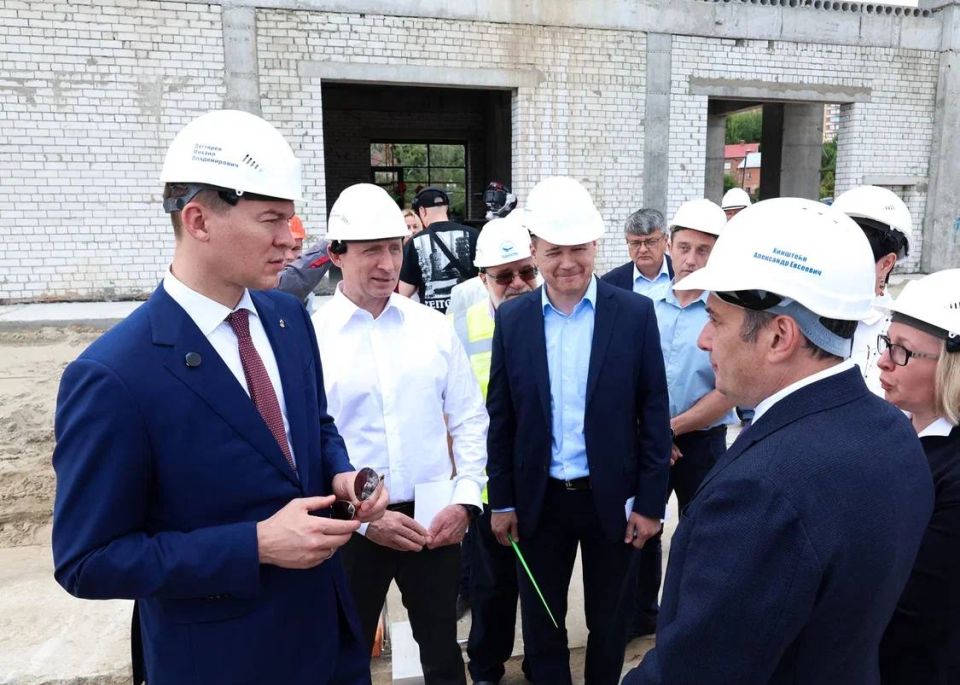 Михаил Дегтярёв: С врио губернатора Курской области Александром Хинштейном сегодня посетили несколько спортивных объектов города и на двусторонней встрече обсудили дальнейшее развитие профильной инфраструктуры региона