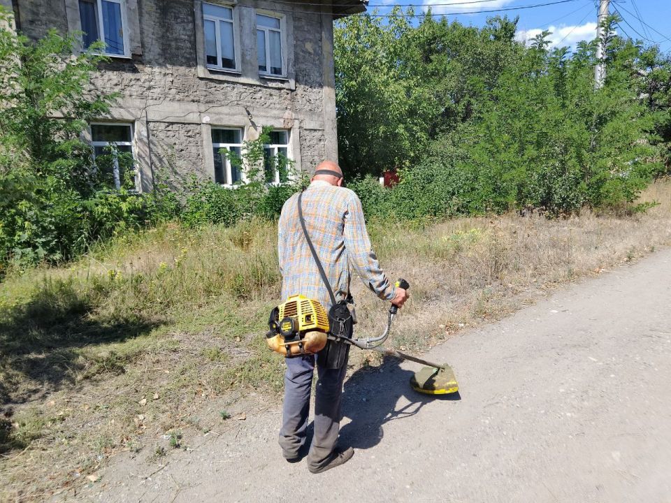 В Кировском внутригородском районе продолжаются работы по покосу травы