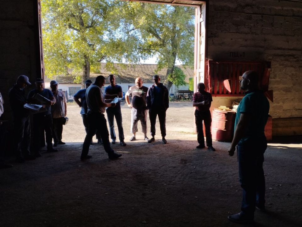 В рамках открытого диалога с жителями, инициированного Главой ДНР Денисом Пушилиным, состоялась встреча с работниками механизированной бригады в селе Валерьяновка