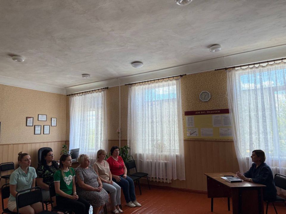 Встреча с коллективом. 13 августа управляющий делами Администрации Шахтерского муниципального округа Юлия Пономаренко пообщалась с сотрудниками дошкольного учреждения УВК №1. Обсудили вопросы водоснабжения