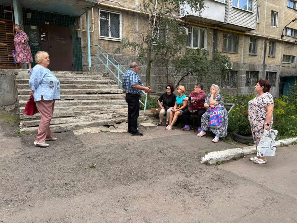 По поручению Главы ДНР Дениса Пушилина 14.08.2025 по адресу: г. Донецк, ул. Ионова,18 состоялась встреча с жителями района, на которой присутствовал депутат Донецкого городского Совета Евгений Селютин