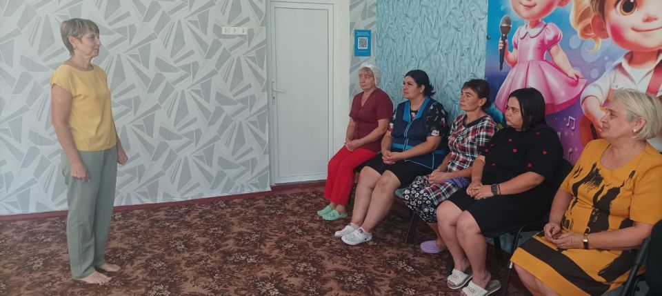 14 августа депутат Старобешевского муниципального совета Татьяна Давыдова провела встречу с трудовым коллективом ГКДОУ "Осыковский детский сад "Колосок"Старобешевского м.о."