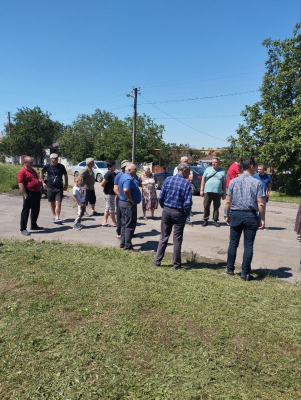 В пгт Ялта состоялась встреча с жителями улиц: ул. Рылеева, П. Коммуны, Чапаева, которую провел начальник Ялтинского территориального отдела Администрации Мангушского муниципального округа Спахи Сергей Леонидович