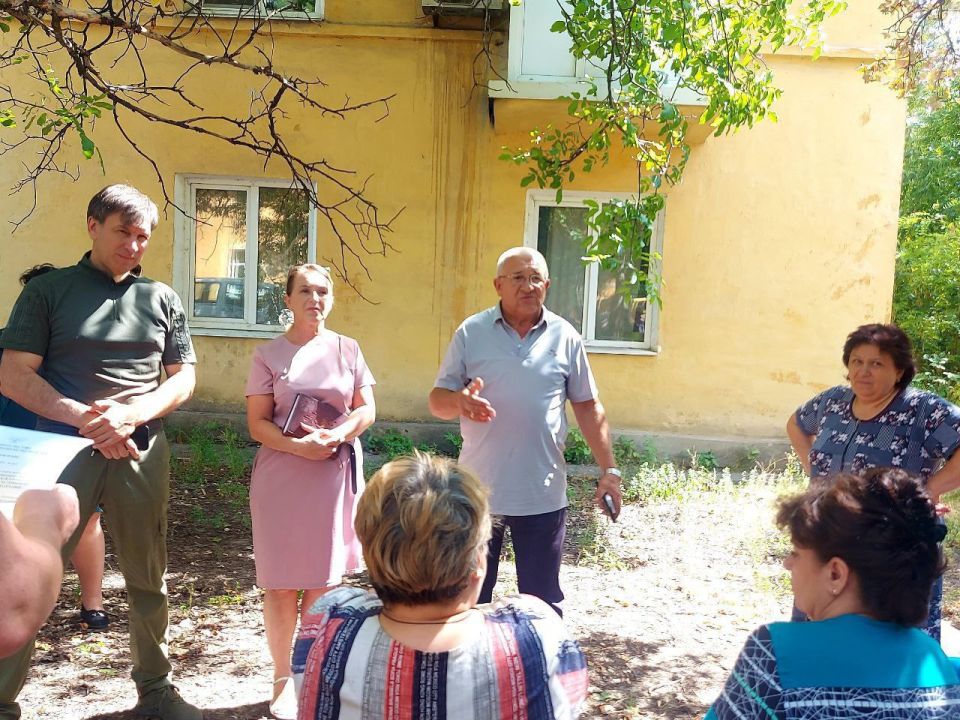 Председатель #Комитет_по_труду_занятости_социальной_политики_и_делам_ветеранов Клавдия Кульбацкая (фракция «Единая Россия») по поручению Главы ДНР Дениса Пушилина встретилась с жителями Петровского района Донецка