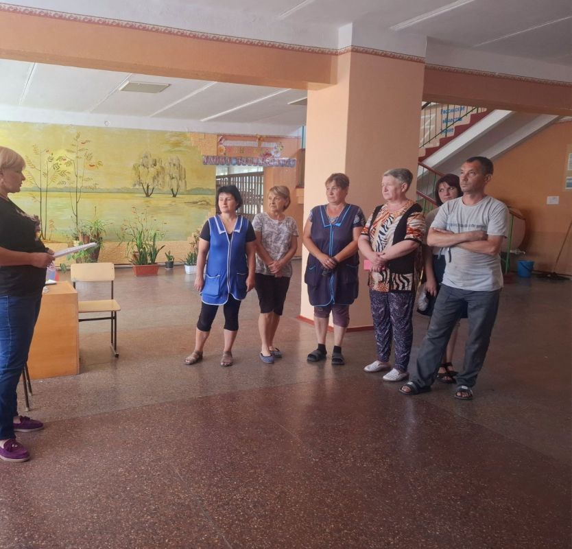 14 августа начальник Петровского территориального отдела Матвеева Ольга провела встречу с трудовым коллективом Петровской школы