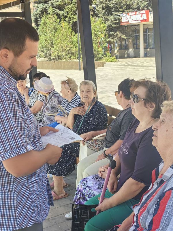 На встрече с жителями г. Амвросиевка лидер общественного мнения Александр Горянный обсудил вопросы создания территориального общественного самоуправления (ТОС), благоустройства города, работу Регионального оператора по...