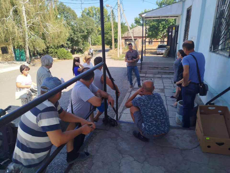 14 августа заместитель главы Администрации Старобешевского муниципального округа Юрий Манжелеев совместно с депутатом Старобешевского муниципального совета Викторией Эрмитали провели встречу с жителями города Комсомольское