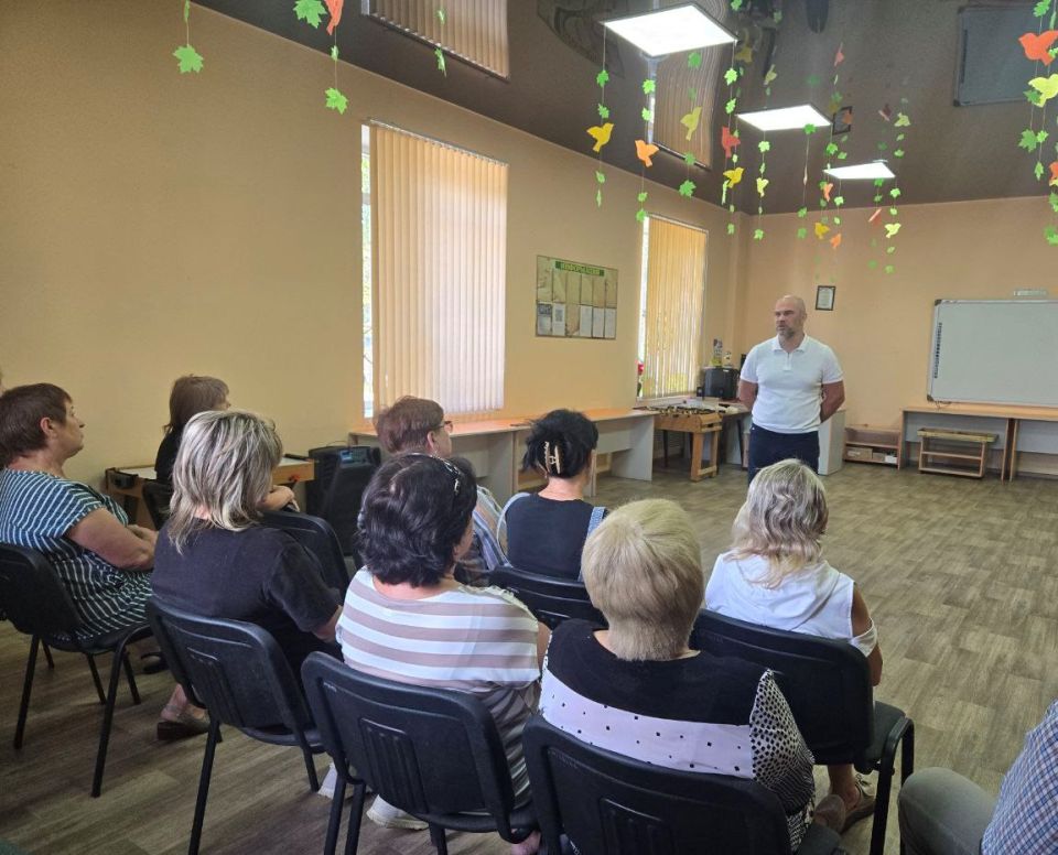 Сегодня, 14 августа, глава муниципального образования городского округа Дебальцево, секретарь местного отделения Всероссийской политической партии «Единая Россия» Сергей Желновач встретился с жителями пгт Мироновский