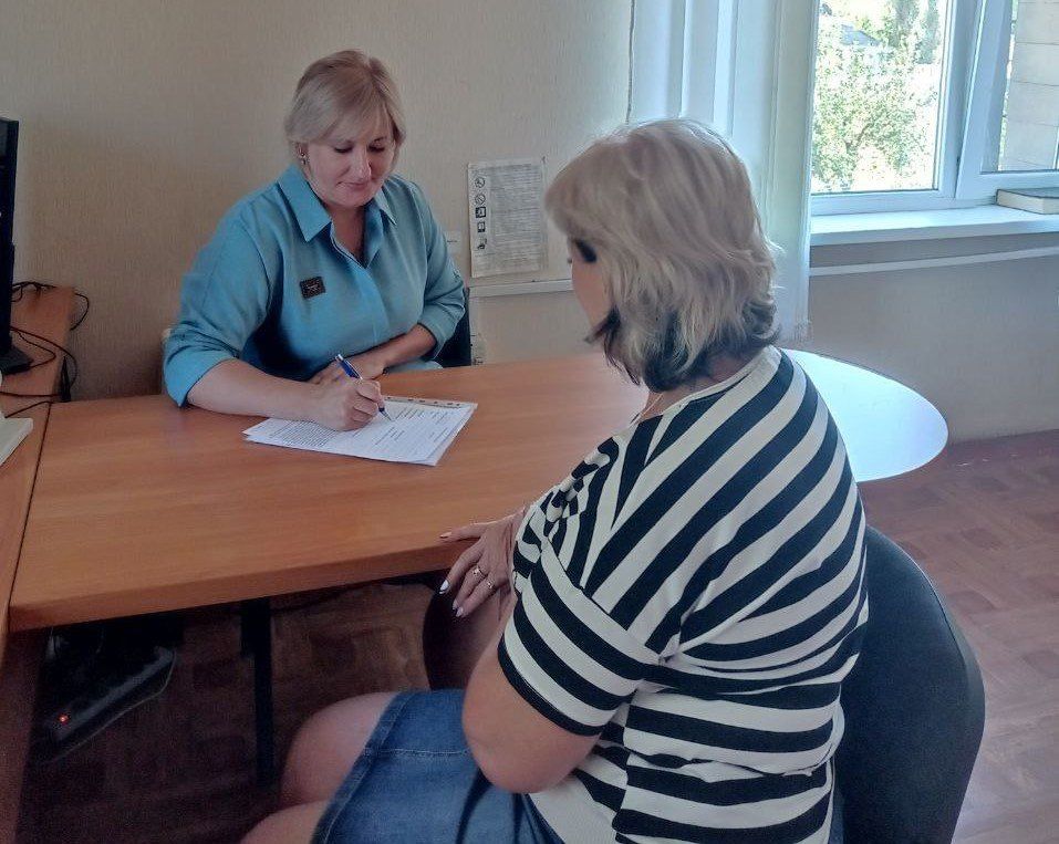 Состоялся выездной приём руководителя общественной приёмной Амвросиевского местного отделения Всероссийской политической партии «Единая Россия» в с. Благодатное Валентины Салаш