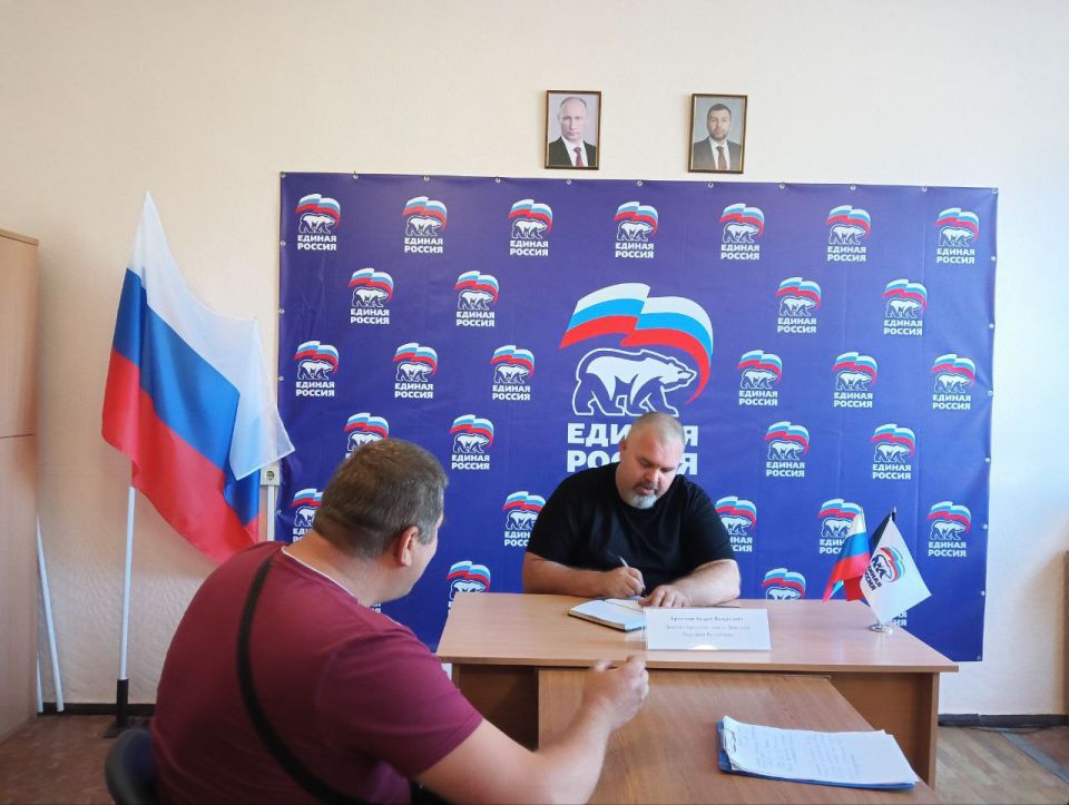 Депутат Дебальцевского городского совета Андрей Ермолаев провел прием граждан, на который обратились жители города Дебальцево с вопросами, касающимися наиболее актуальных проблем: