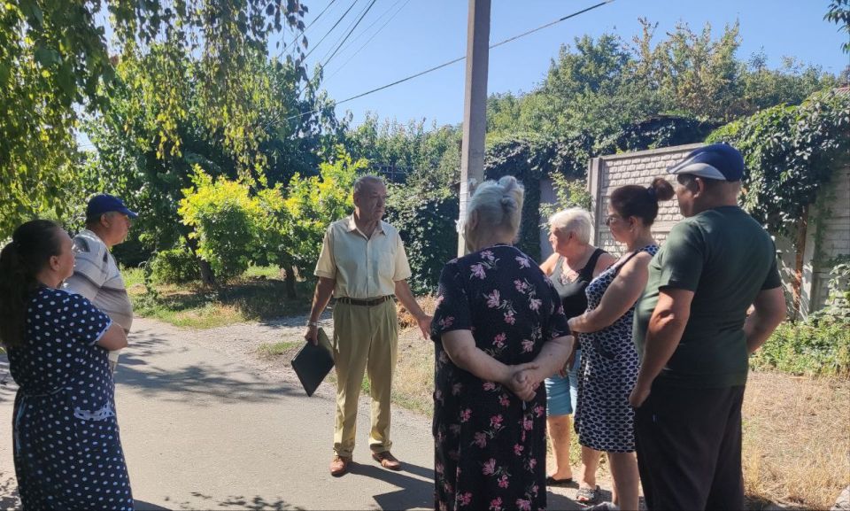По поручению Главы ДНР Дениса Пушилина 14.08.2025 по адресу: г. Донецк, ул.8-я Александровка,34 состоялась встреча с жителями, на которой присутствовал лидер общественного мнения Константин Просвирин