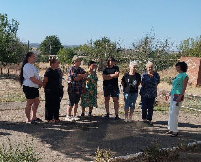 Заместитель главы администрации Амвросиевского муниципального округа Елена Крюкова провела встречу с населением с. Карпово-Надеждинка