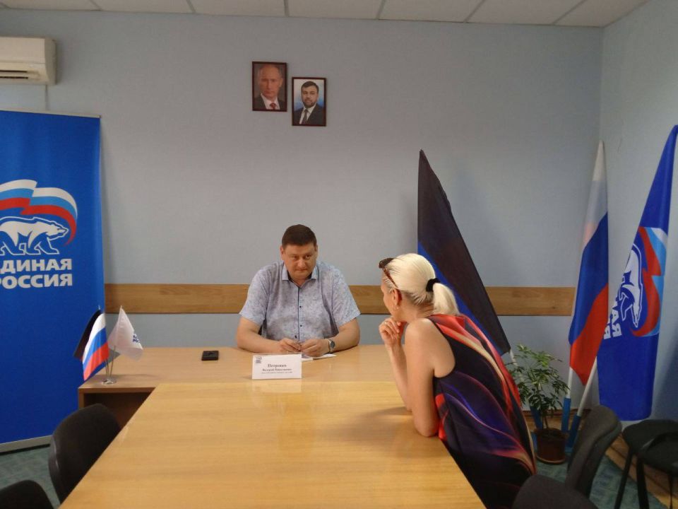 Депутат Иловайского городского совета Валерий Николаевич Петренко провел личный прием граждан в общественной приемной партии «Единая Россия», где были рассмотрены наиболее острые вопросы жителей